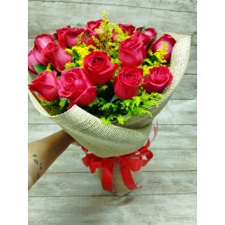 Buquê Rústico com 20 Rosas na Juta